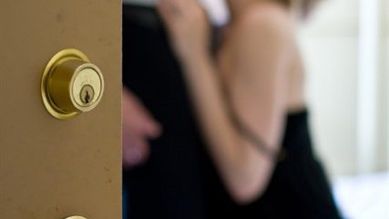 תמונת נושא של המאמר על בגידות בנישואין ובזוגיות המציגה דלת פתוחה לרווחה ומאחוריה ניתן לראות גבר ואישה בסיטואציה אינטימית