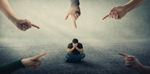 איך לטפל בחרדה חברתית