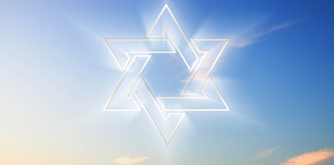 תמונת נושא של המאמר על ייעוץ זוגי לדתיים המציגה מגן דוד זוהר באור לבן חזק מרחף בשמיים כחולים ומעוננים מעל קו אופק בצבעי שקיעה המייצג סמל לאומי או דתי